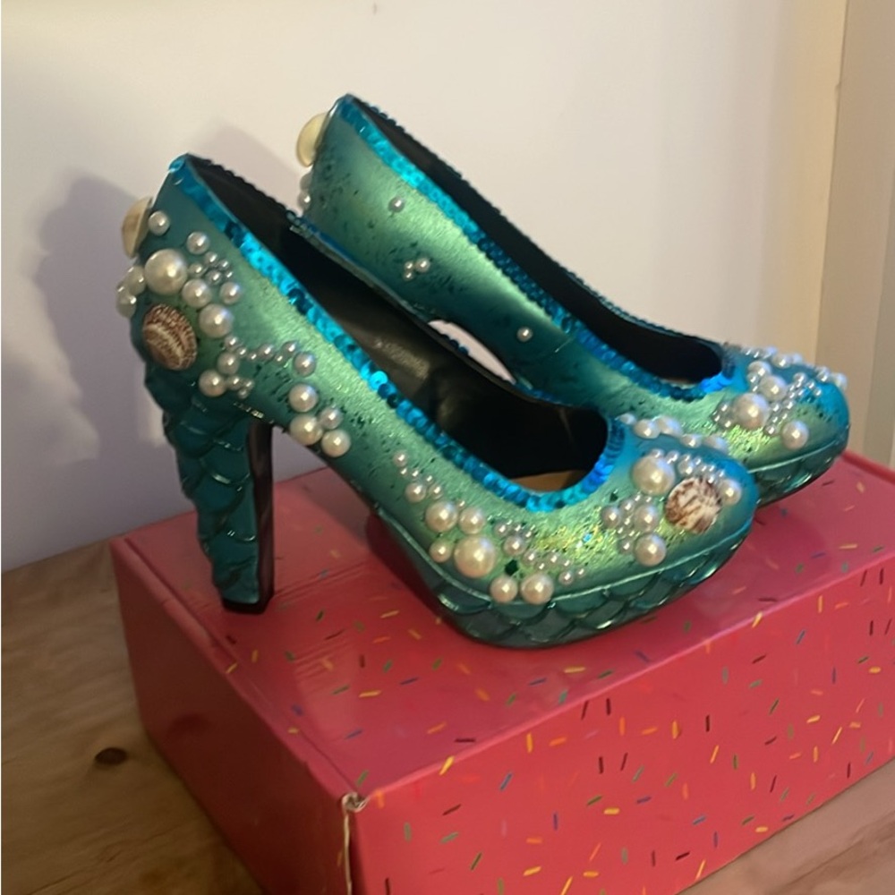 Chic Pearl Embellished Teal Heels